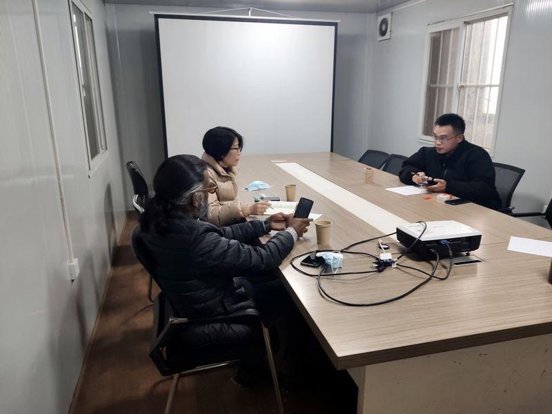 國外客戶來我廠考察，試駕奔馬小型壓路機