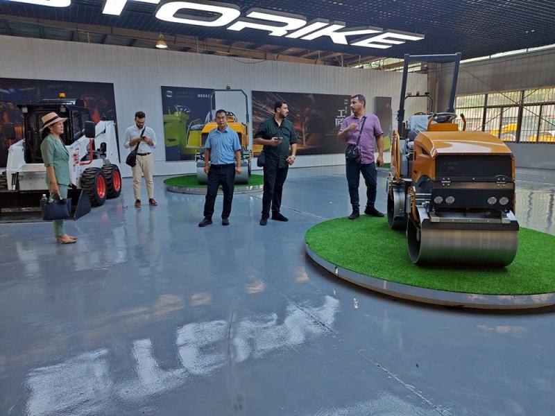 國外客戶來我廠參觀考察小型壓路機(jī)，并達(dá)成合作意向